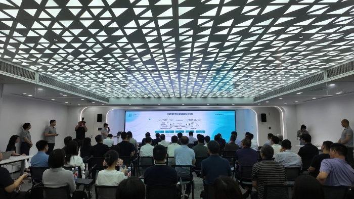 圖為三迭紀工作人員向高研班學員們介紹3D打印制藥工藝。（殷芝 攝）