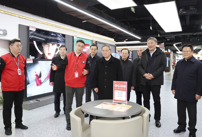 1月2日，中共中央政治局常委、國(guó)務(wù)院總理李強(qiáng)在山東濟(jì)南調(diào)研。這是李強(qiáng)在位于濟(jì)南市泉城路的京東電器旗艦店，了解家用電器、手機(jī)銷售等情況。新華社記者 丁海濤 攝