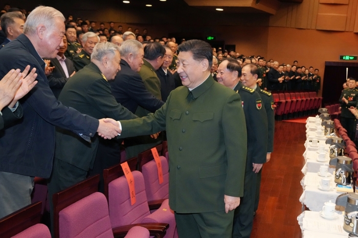 1月17日下午，中央軍委慰問駐京部隊老干部迎新春文藝演出在北京舉行。中共中央總書記、國家主席、中央軍委主席習近平觀看演出，向在座的軍隊老同志，向全軍離退休老干部，致以節(jié)日問候和新春祝福。新華社記者 李剛 攝