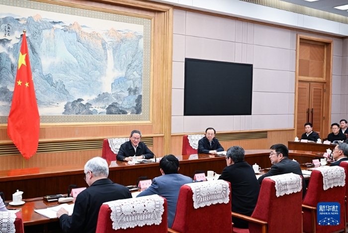 1月20日下午，中共中央政治局常委、國務(wù)院總理李強(qiáng)在北京主持召開專家、企業(yè)家和教科文衛(wèi)體等領(lǐng)域代表座談會(huì)，聽取對(duì)《政府工作報(bào)告（征求意見稿）》的意見建議。新華社記者 饒愛民 攝