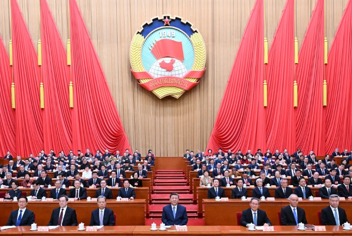 3月4日下午，中國人民政治協(xié)商會議第十四屆全國委員會第三次會議在北京人民大會堂開幕。這是習(xí)近平、李強、趙樂際、蔡奇、丁薛祥、李希、韓正在主席臺就座。新華社記者 謝環(huán)馳 攝