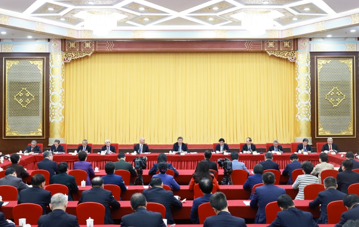 3月6日下午，中共中央總書記、國家主席、中央軍委主席習(xí)近平看望參加全國政協(xié)十四屆三次會(huì)議的民盟、民進(jìn)、教育界委員，并參加聯(lián)組會(huì)，聽取意見和建議。中共中央政治局常委、全國政協(xié)主席王滬寧，中共中央政治局常委、中央辦公廳主任蔡奇參加看望和討論。 新華社記者 王曄 攝