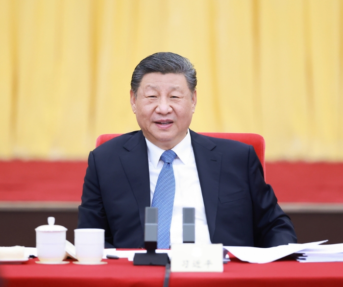 3月6日下午，中共中央總書記、國家主席、中央軍委主席習(xí)近平看望參加全國政協(xié)十四屆三次會(huì)議的民盟、民進(jìn)、教育界委員，并參加聯(lián)組會(huì)，聽取意見和建議。 新華社記者 王曄 攝