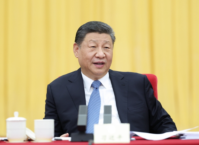3月6日下午，中共中央總書記、國家主席、中央軍委主席習(xí)近平看望參加全國政協(xié)十四屆三次會(huì)議的民盟、民進(jìn)、教育界委員，并參加聯(lián)組會(huì)，聽取意見和建議。 新華社發(fā)（盛佳鵬攝）
