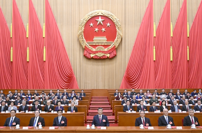 3月11日下午，第十四屆全國(guó)人民代表大會(huì)第三次會(huì)議在北京人民大會(huì)堂閉幕。黨和國(guó)家領(lǐng)導(dǎo)人習(xí)近平、李強(qiáng)、王滬寧、蔡奇、丁薛祥、李希、韓正等在主席臺(tái)就座。新華社記者 李學(xué)仁 攝