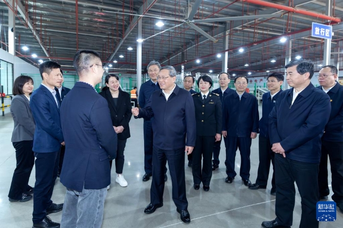 3月18日至20日，中共中央政治局常委、國(guó)務(wù)院總理李強(qiáng)在福建調(diào)研。這是3月18日，李強(qiáng)來(lái)到泉州晉江國(guó)際陸地港，了解其以“雙口岸+雙平臺(tái)”服務(wù)外貿(mào)企業(yè)等情況。新華社記者 劉彬 攝