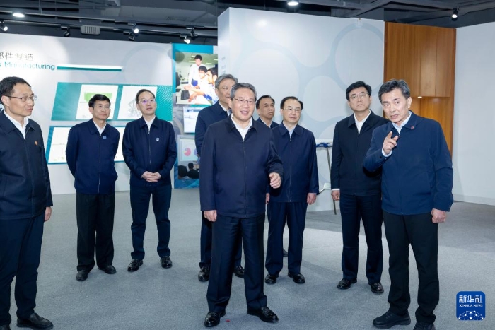 3月18日至20日，中共中央政治局常委、國(guó)務(wù)院總理李強(qiáng)在福建調(diào)研。這是3月19日，李強(qiáng)在廈門太古飛機(jī)工程有限公司，了解中國(guó)（福建）自由貿(mào)易試驗(yàn)區(qū)廈門片區(qū)有關(guān)情況。新華社記者 劉彬 攝